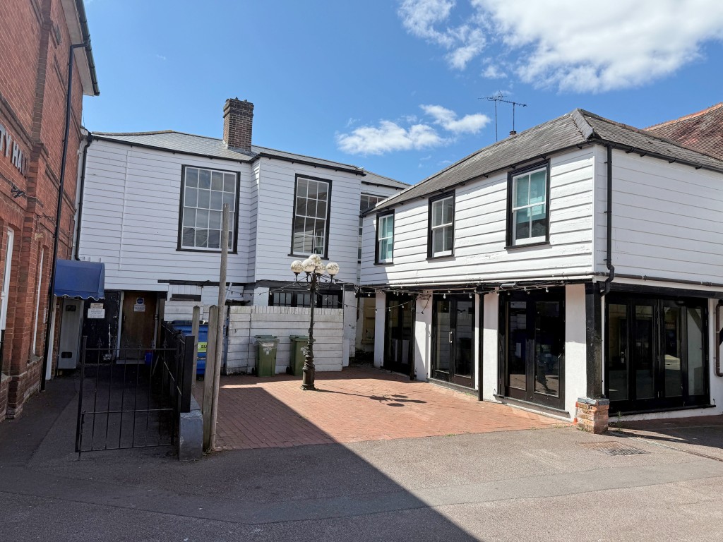 Lot: 16 - FIRST FLOOR OFFICES FOR INVESTMENT - Rear courtyard